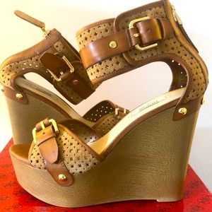 Guess Clany platform wedges size 8